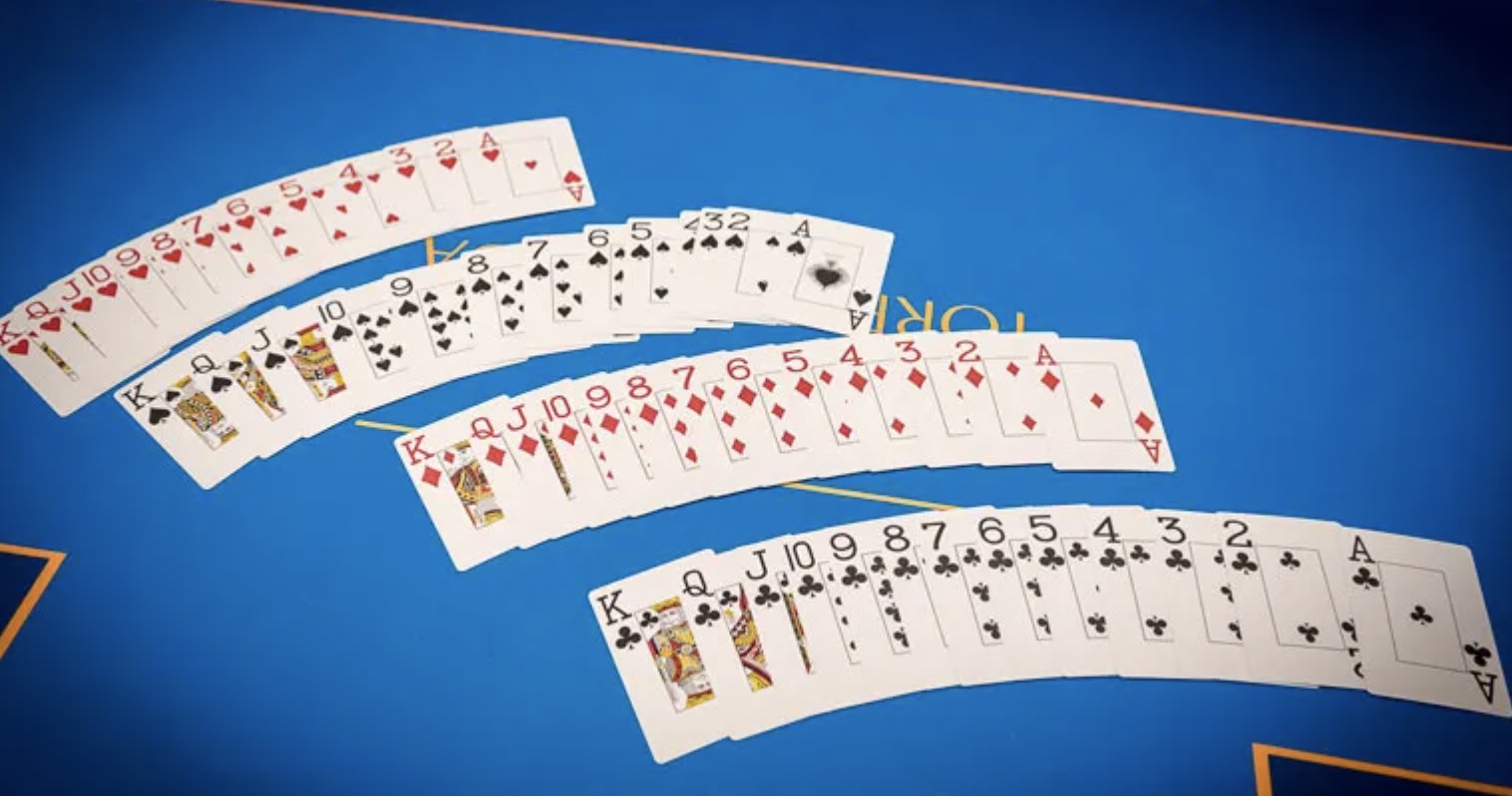 Texas Hold’em VS Casion Hold’em – What are the differences？